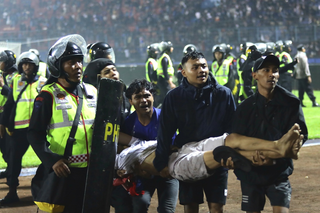 La Jornada Al Menos 127 Muertos Por Violencia En Partido De Futbol En