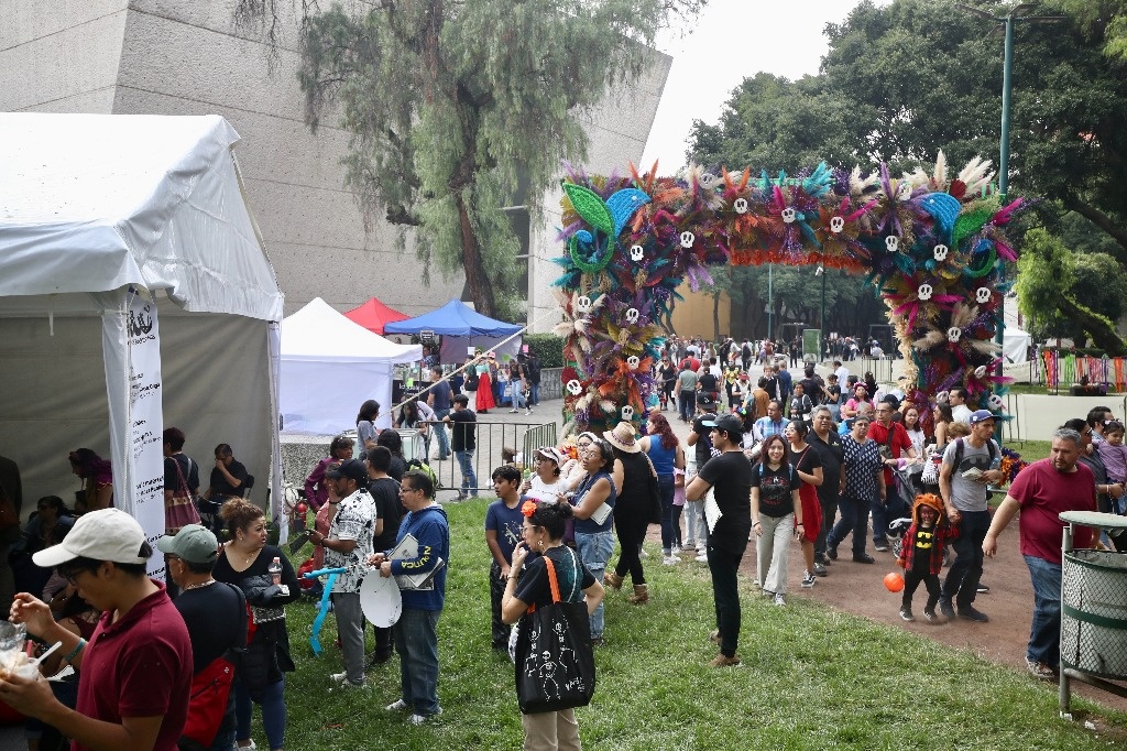 Catrinas from beyond, appear at the Calacas del Cenart Fair