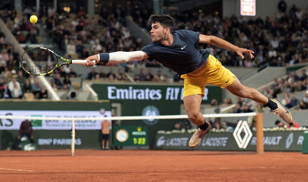 Alcaraz offers up a set, however advances to the third spherical at Roland Garros