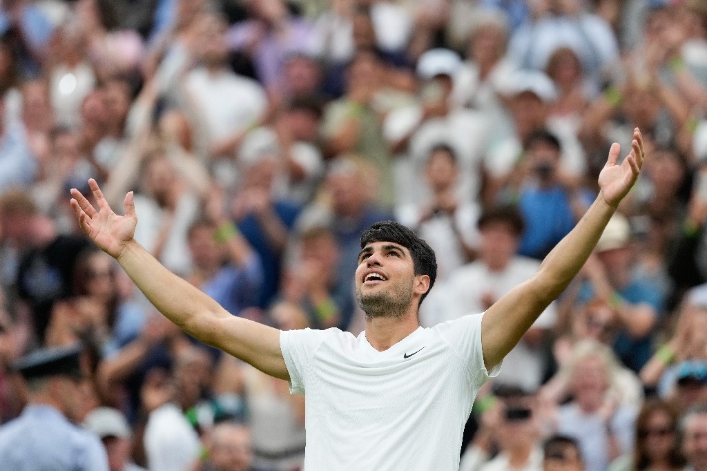 Alcaraz beats Tiafoe to safe ticket to Wimbledon final 16