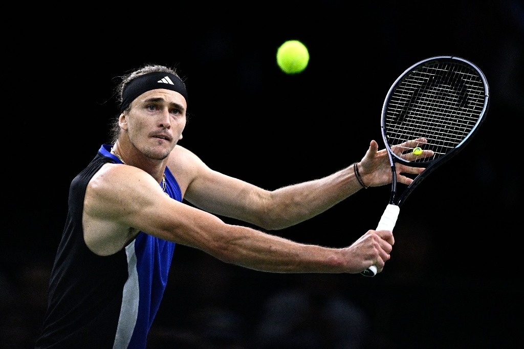 Alexander Zverev advances to the final of the Paris Masters