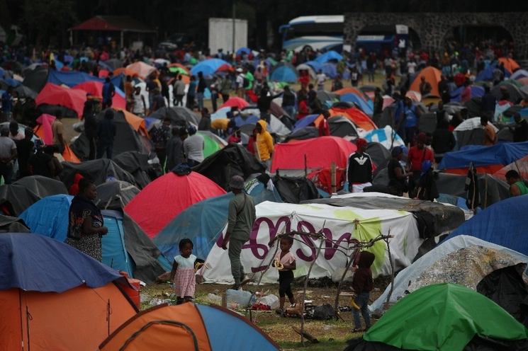 Más de 2 mil migrantes, entre ellos haitianos, venezolanos y cubanos, acampan en el Bosque de Tláhuac, frente al albergue que construyó el Gobierno de la Ciudad de México, que sólo tiene capacidad para 180 personas. Foto Alfredo Domínguez