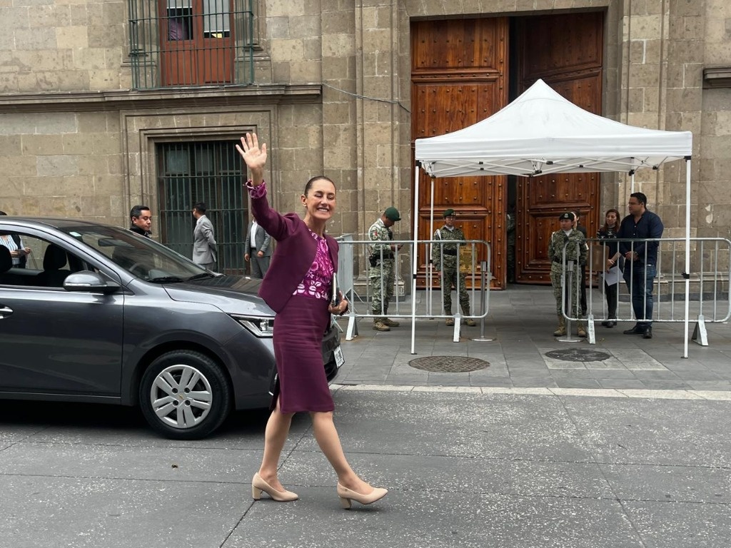 Sheinbaum arrives at the National Palace to meet with AMLO and De la O