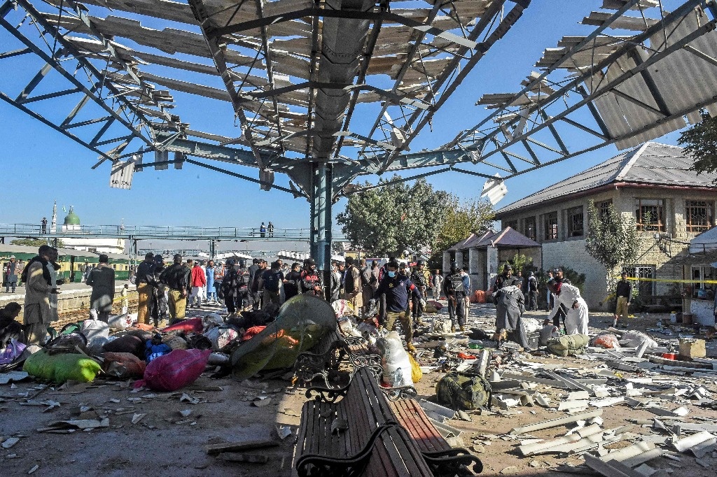 Suicide attack at Pakistan train station; 26 dead and 62 injured