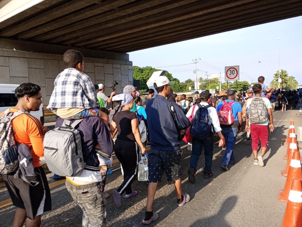 La Jornada - Avanzan dos caravanas migrantes por la costa de Chiapas