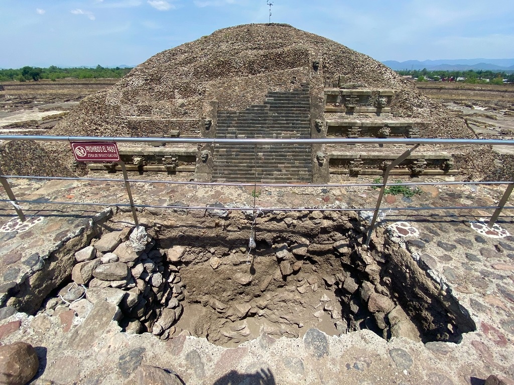 Work progresses to guard pyramids in Teotihuacan