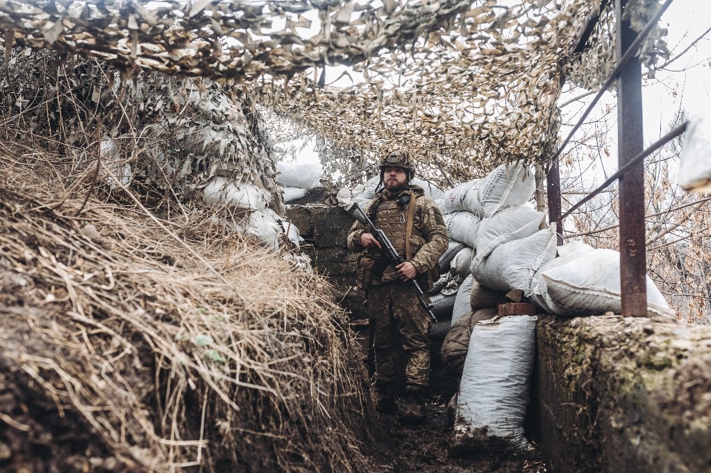 Russian and Ukrainian troops advance in Donetsk and Kursk border regions