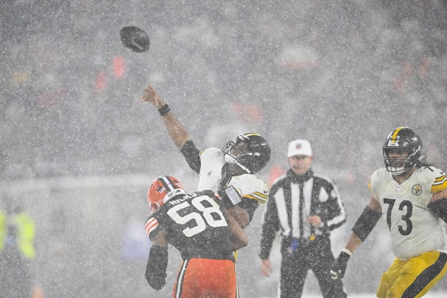 Under heavy snow Cleveland surprises Pittsburgh