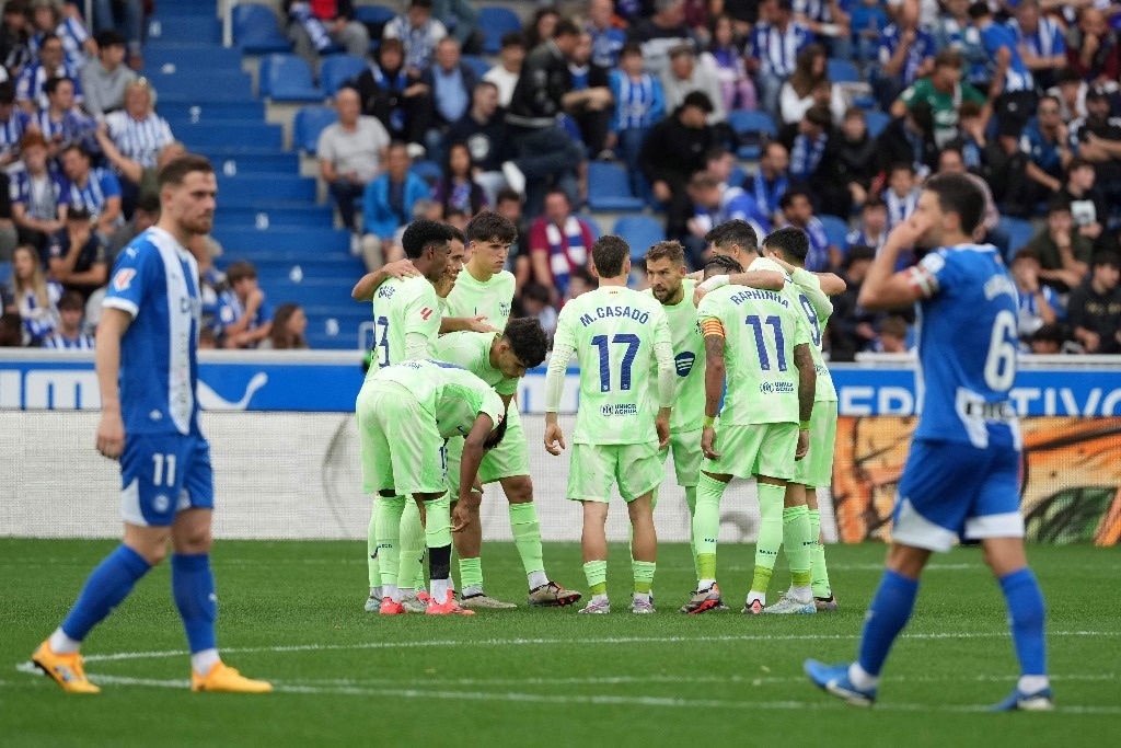 Barcelona beats Alavés 3-0 to consolidate its lead