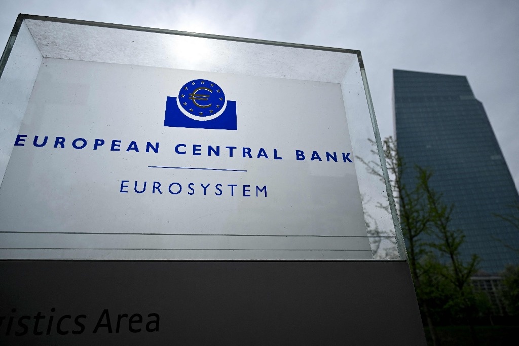 ECB holds price, provides no clues on subsequent transfer