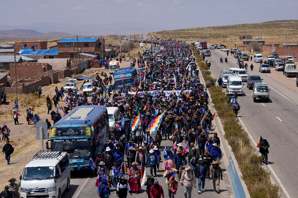 Bolivia: 13 injured on first day of march against President Luis Arce