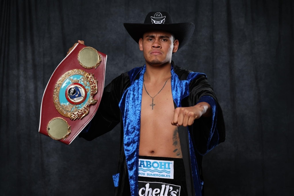 ‘Vaquero’ Navarrete falls towards the Ukrainian Berinchyk