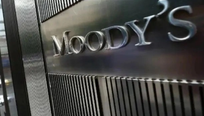 Moody’s changes the rating to “negative”; does not affect investment grade