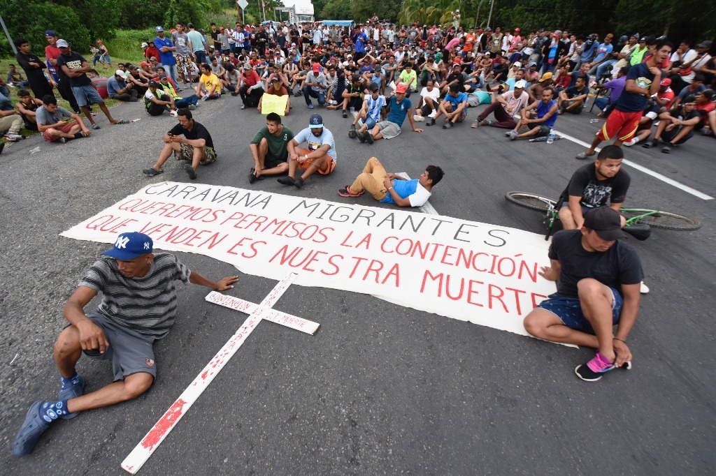 La Jornada Caravana migrante bloquea carretera en Huixtla