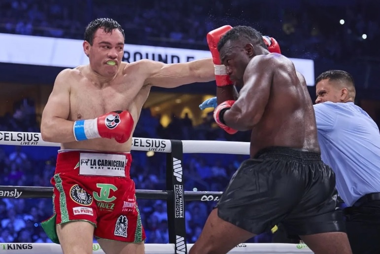 With victory, Chavez Jr. returns to boxing after nearly three years away