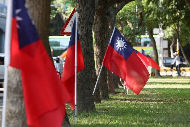 China sends military forces to surround Taiwan