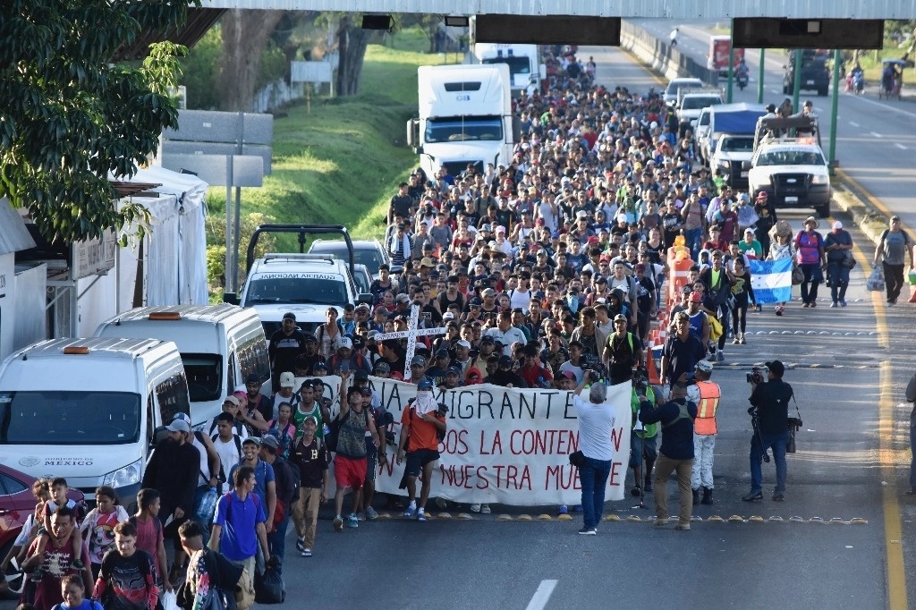 La Jornada Cientos de migrantes parten en caravana desde