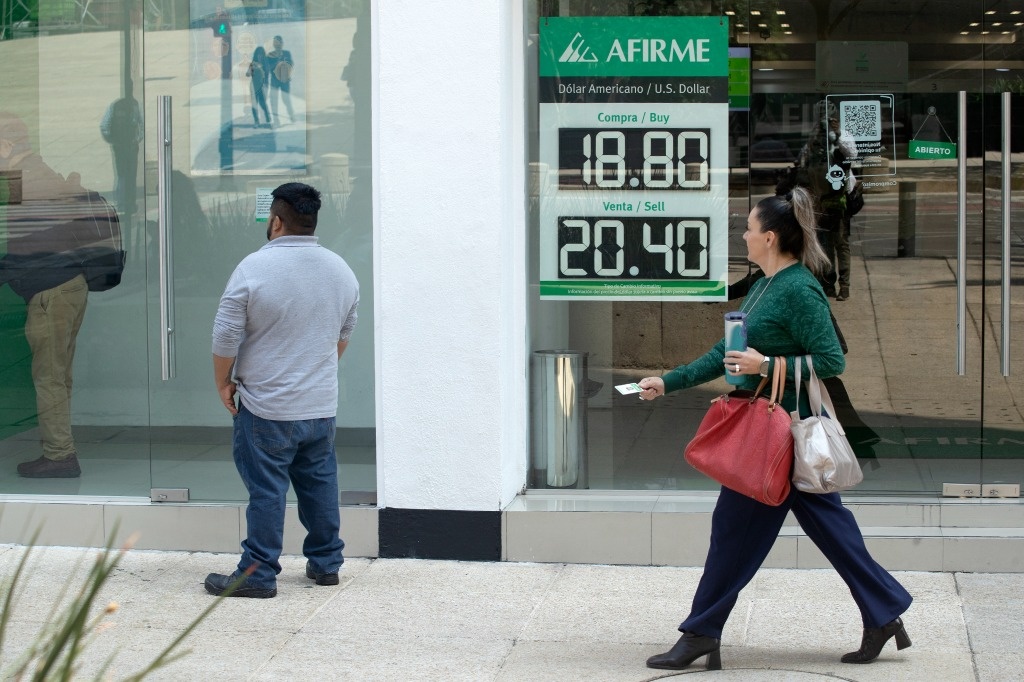 Mexican peso closes at 19.93 per dollar