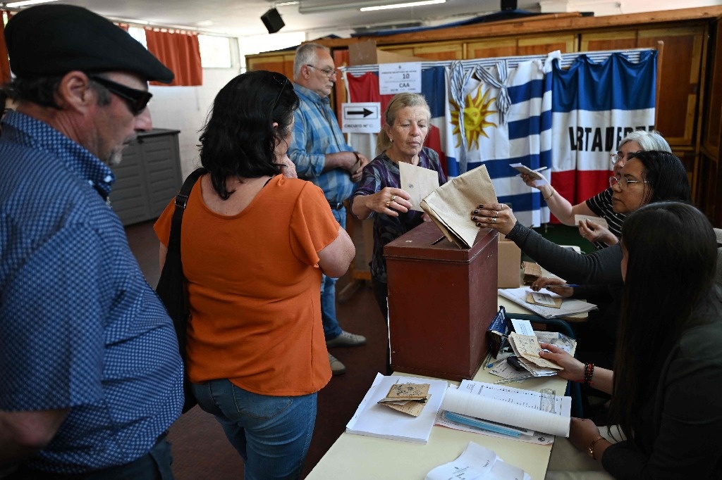 Voting begins for presidential elections in Uruguay