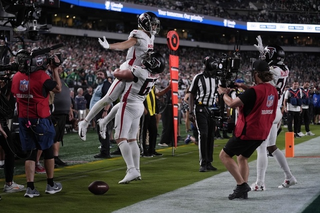 With last-minute play, Atlanta beats Philadelphia in NFL