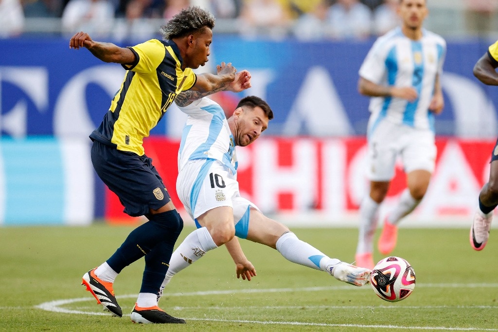 With half an hour of Messi, Argentina beats Ecuador in Chicago