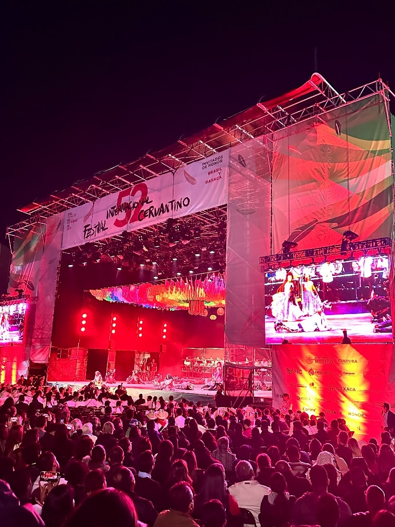 With mega party, they inaugurate the 52nd International Cervantino Festival