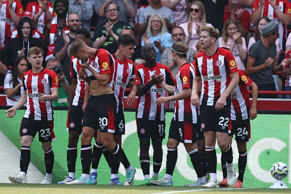 Brentford beat Crystal Palace 2-1 in Premier League after controversial refereeing