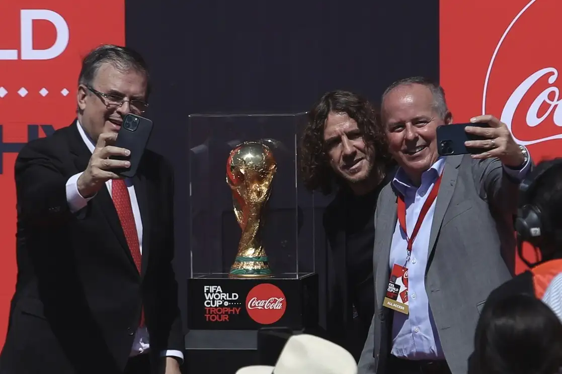 La Jornada - El trofeo de la Copa Mundial FIFA que el