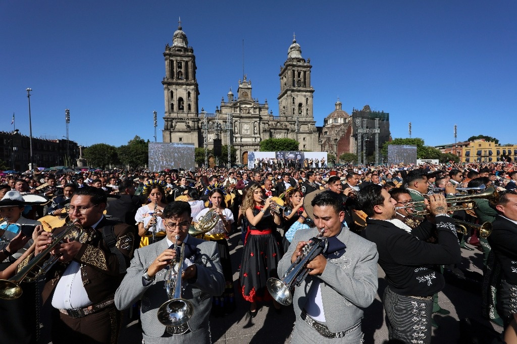 They break the record of mariachis playing in unison in CDMX