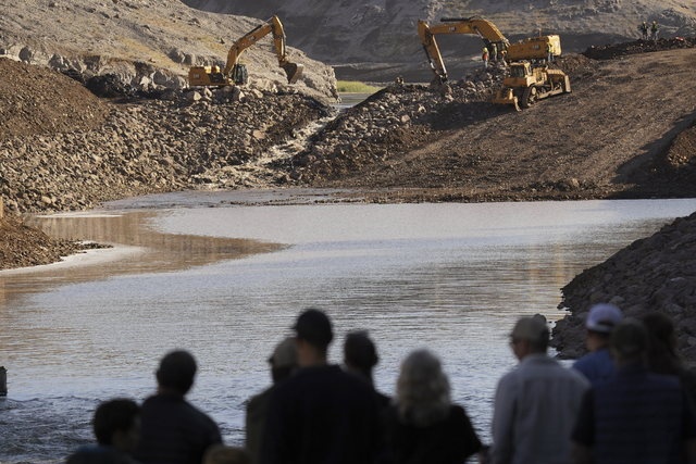 Demolition of dams on US river allows free passage of salmon