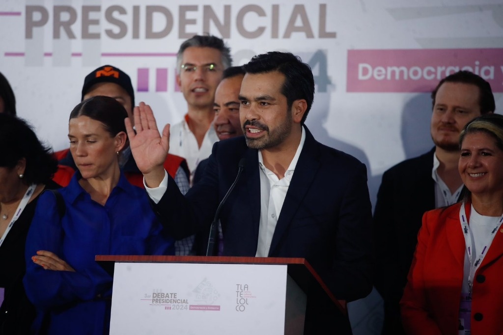 MC management and candidates accompany Máynez to the third debate