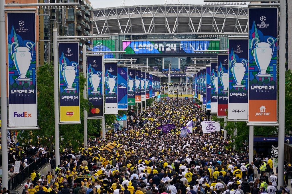 White and yellow flood the streets of London earlier than the ‘Champions’ finale