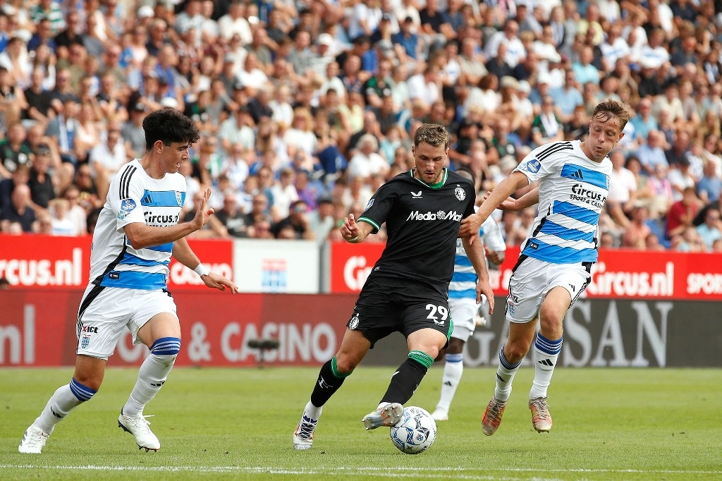 ‘Chaquito’ Giménez scores a double in Feyenoord’s rout