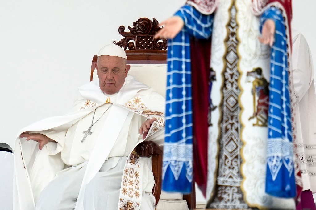 Pope closes visit to Jakarta with giant mass and call for “dialogue”