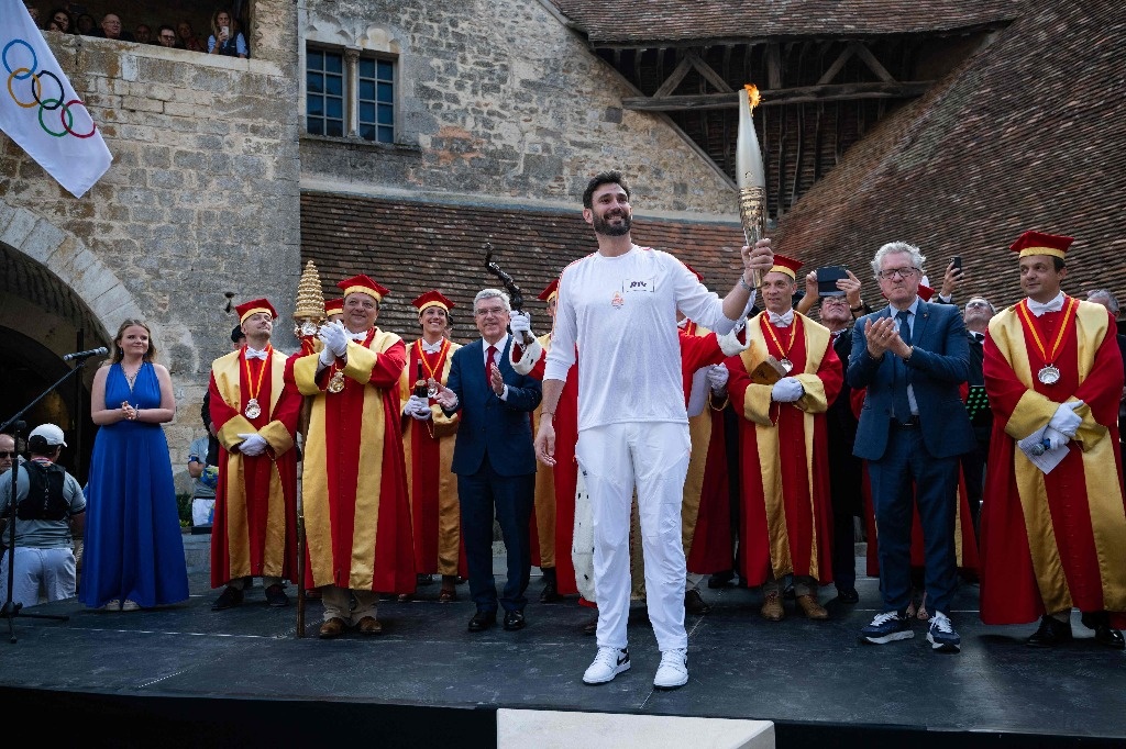 The torch relay arrives in Paris to lift Olympic fever