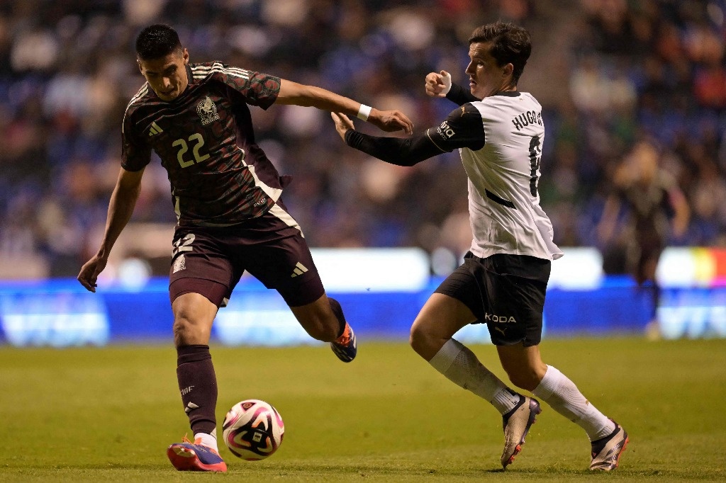 El Tri, without head or tail; draws with Valencia between boos