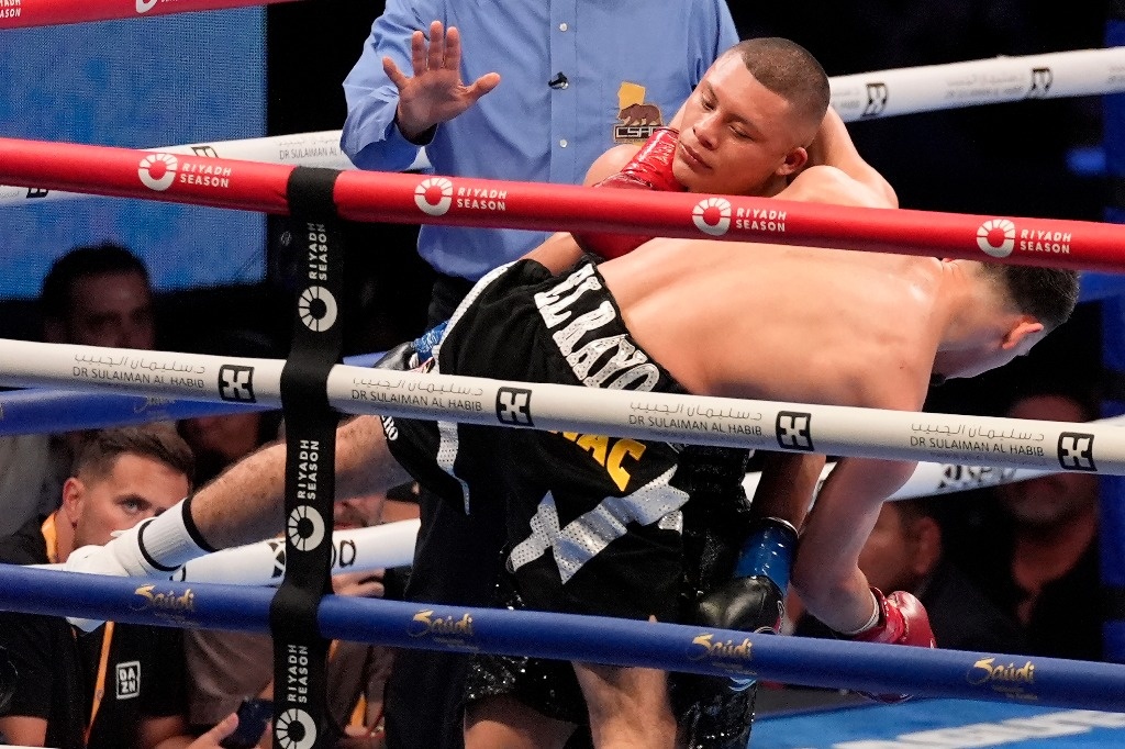 In split decision, ‘Pitbull’ Cruz loses his title to Jose Valenzuela