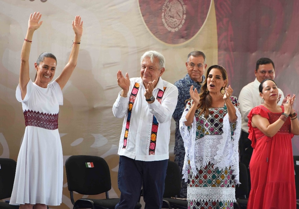 AMLO and Sheinbaum deliver 1,600 property titles in Quintana Roo