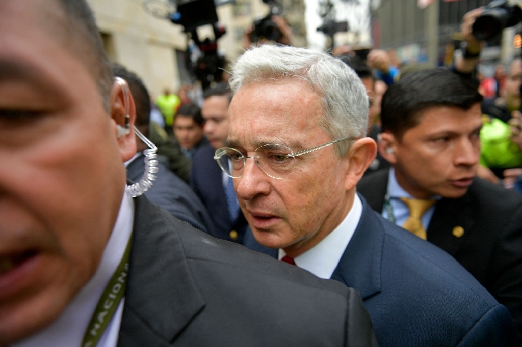 Álvaro Uribe, accused of procedural fraud and bribery