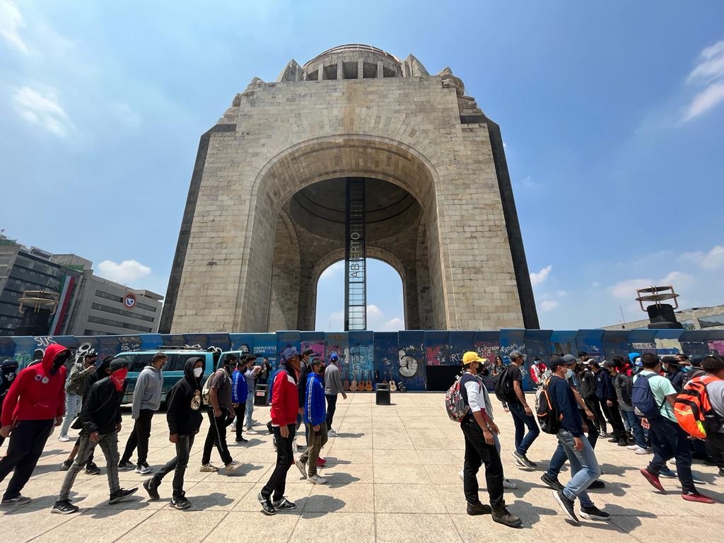 La Jornada Familiares De Los 43 Protestan En El Monumento A La Revolución 7742