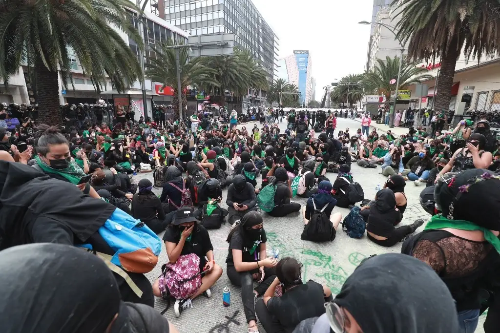 La Jornada - Se aglutinan contingentes de mujeres rumbo a marcha de 8M