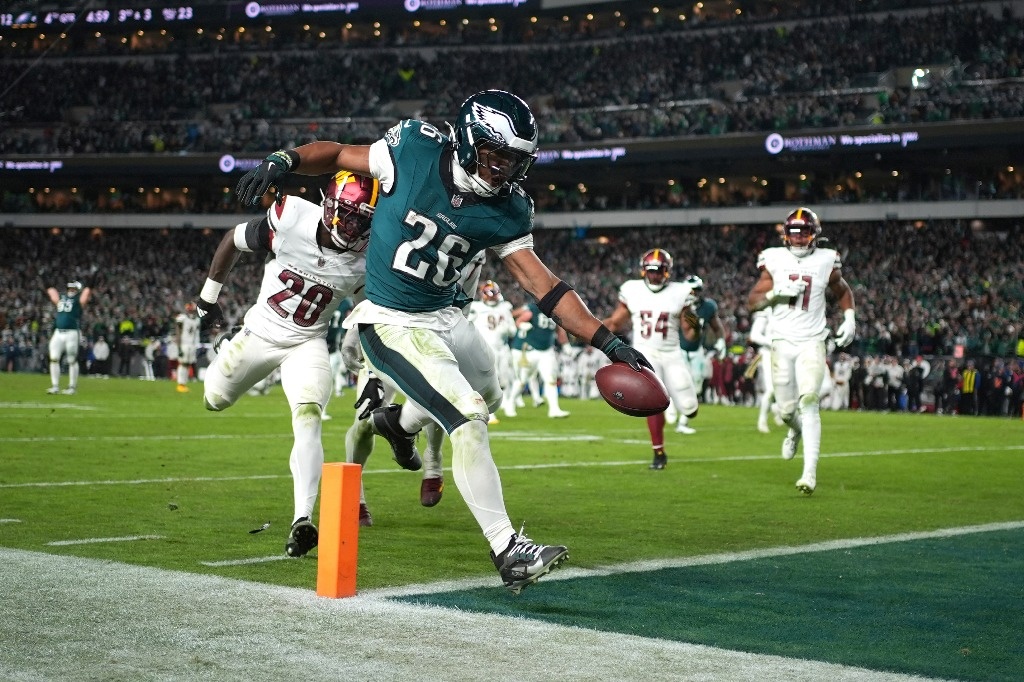 Philadelphia beats Washington 26-18 and extends its lead in the East division