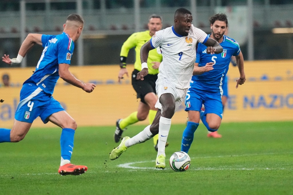 France wins 3-1 in Italy and secures leadership of its group