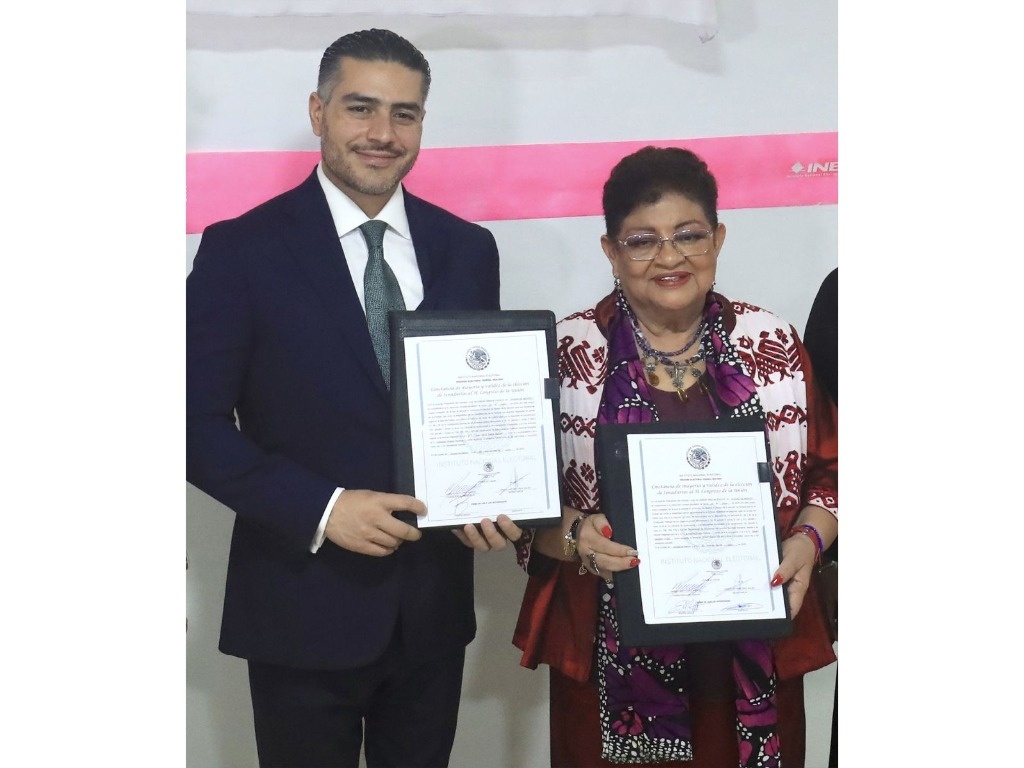 García Harfuch and Ernestina Godoy obtain their certificates