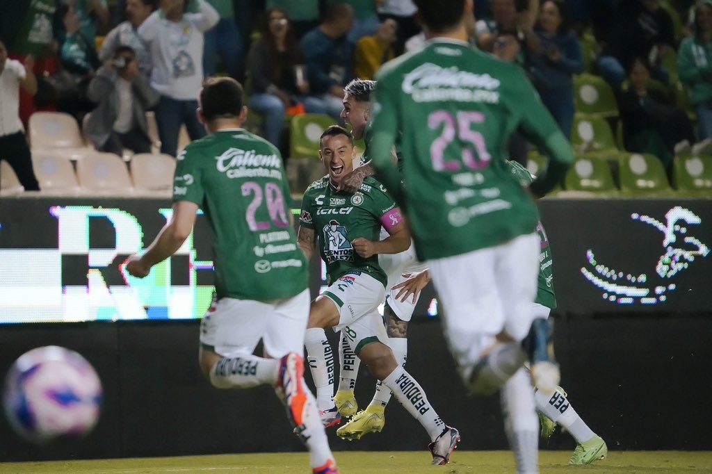 Guardado scores his first goal with León; they beat Querétaro 4-0