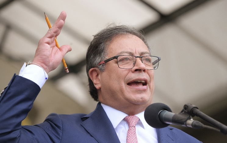 La Jornada – Gustavo Petro wzywa do mobilizacji przeciwko rzekomemu zamachowi stanu