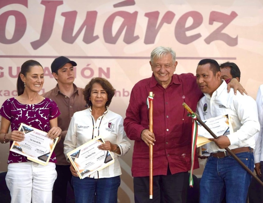 AMLO and Sheinbaum inaugurate the Benito Juárez Road in Oaxaca