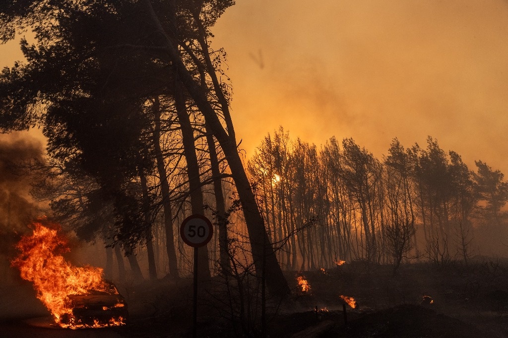 Wind-fuelled fire threatens Athens suburbs