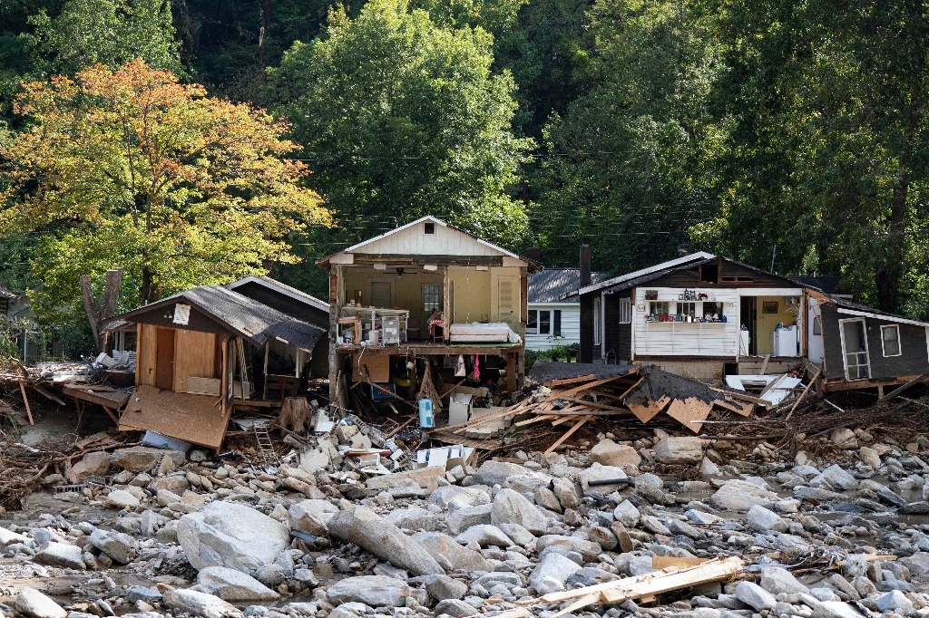 Uncertainty and camaraderie among victims of Hurricane ‘Helene’ in the US