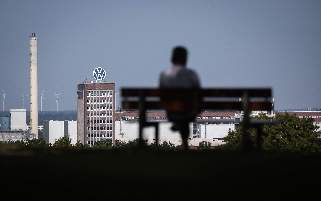 Volkswagen says automotive industry faces headwinds